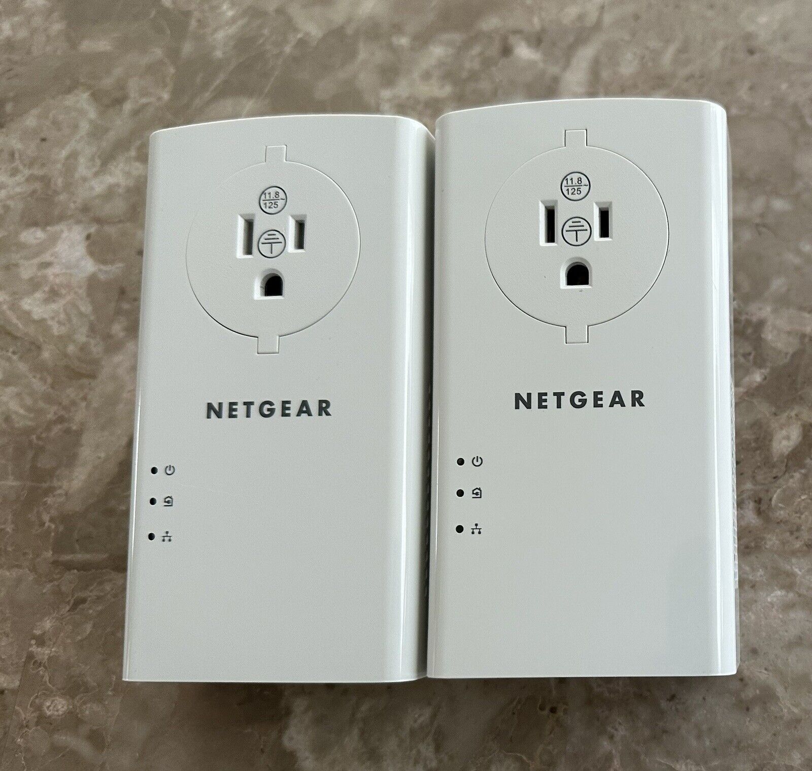 NETGEAR Powerline, 2000 Mbps, 2 GB Ethernet Ports + Extra Outlet, PLP2000