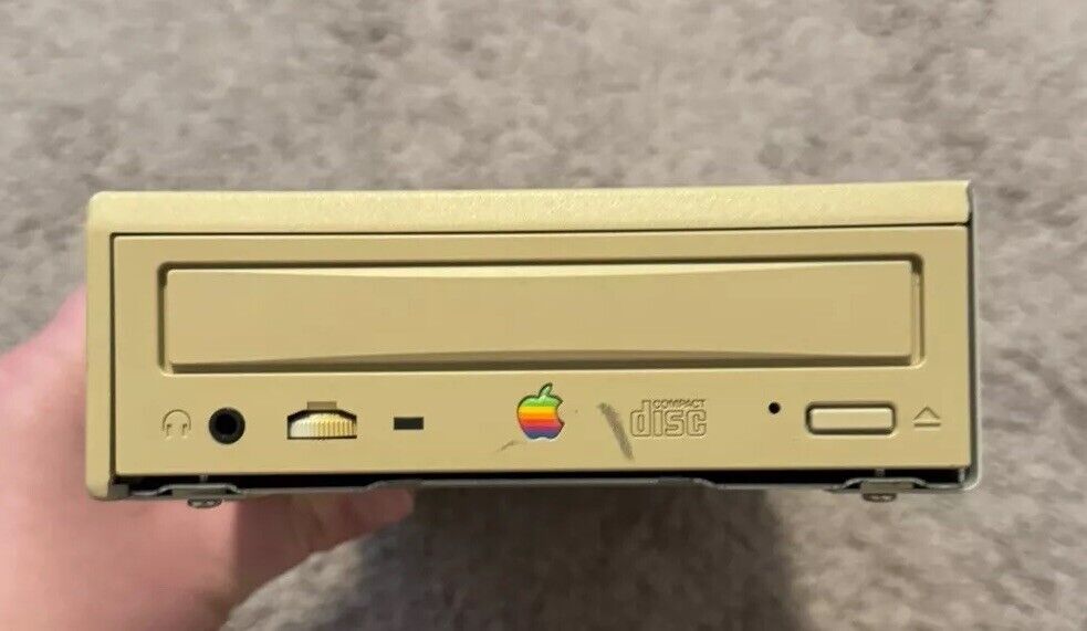 Apple Vintage AppleCD 600e Quad Speed External SCSI CD-ROM Drive POWERS ON READ