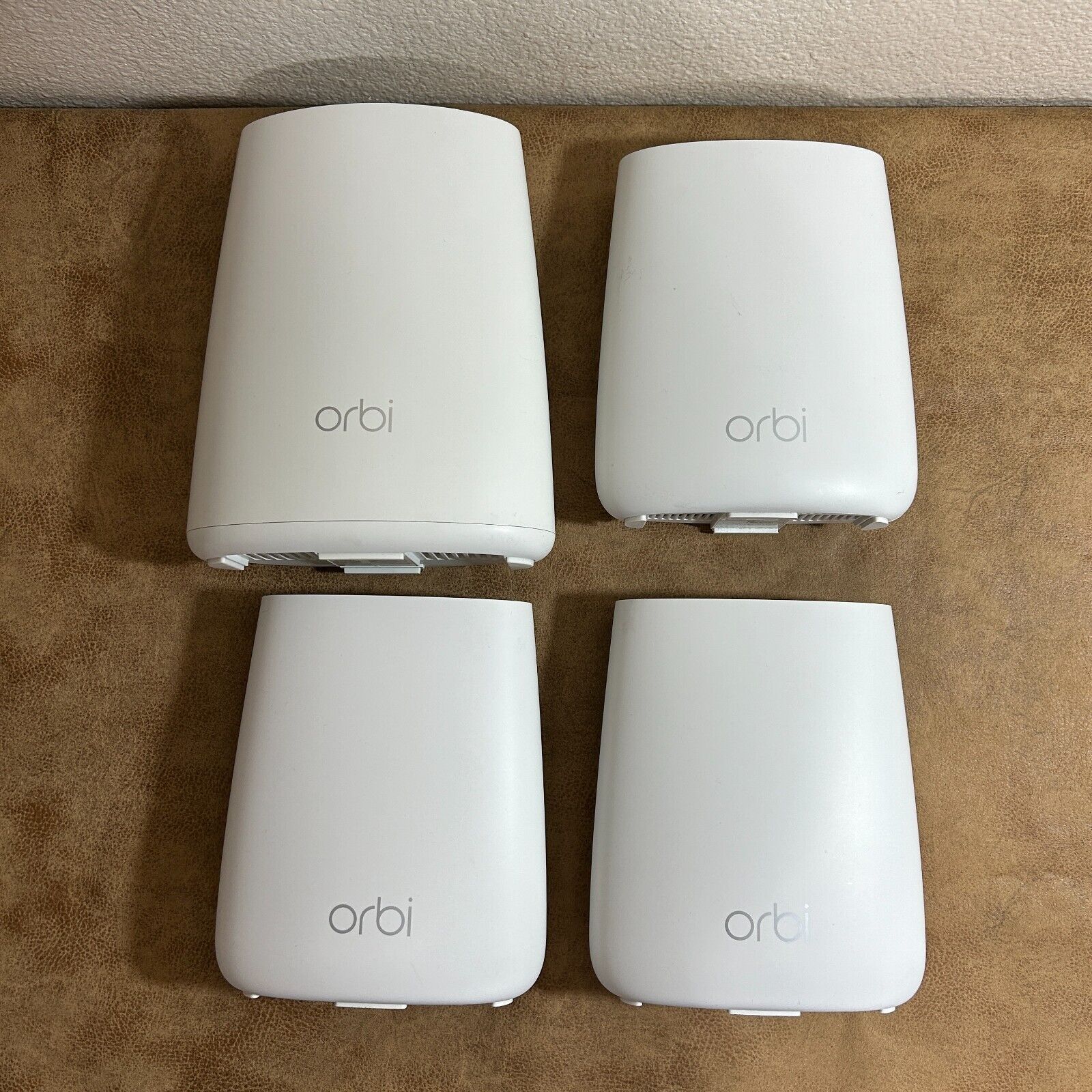 NETGEAR WIFI Orbi Router RBR40 with 3 Satellites RBS20 White With Cords EUC 2519