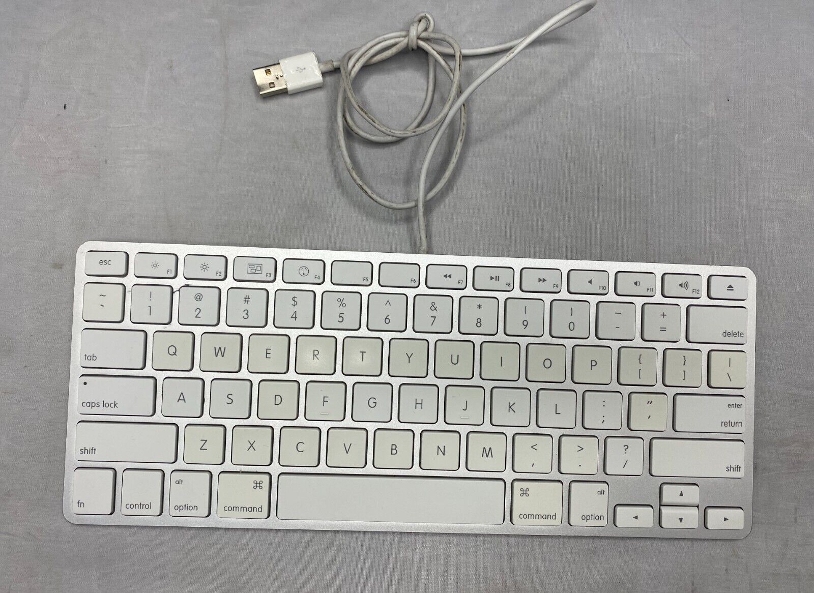 Apple A1242 MB869LL/A Wired Keyboard