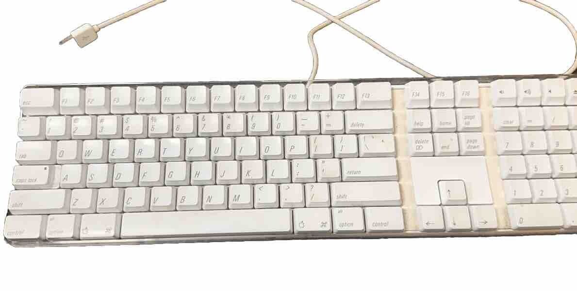 APPLE WIRED KEYBOARD W/ NUMERIC KEYPAD A1048 - CURVED, USB PORTS, WHITE/CLEAR