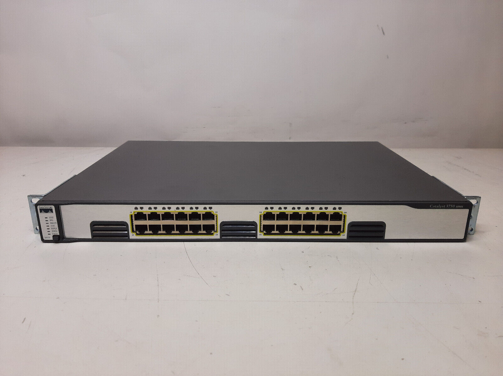 Cisco Catalyst 3750G 24 Port Gigabit Switch IP Base IOS 12.2 WS-C3750G-24T-S