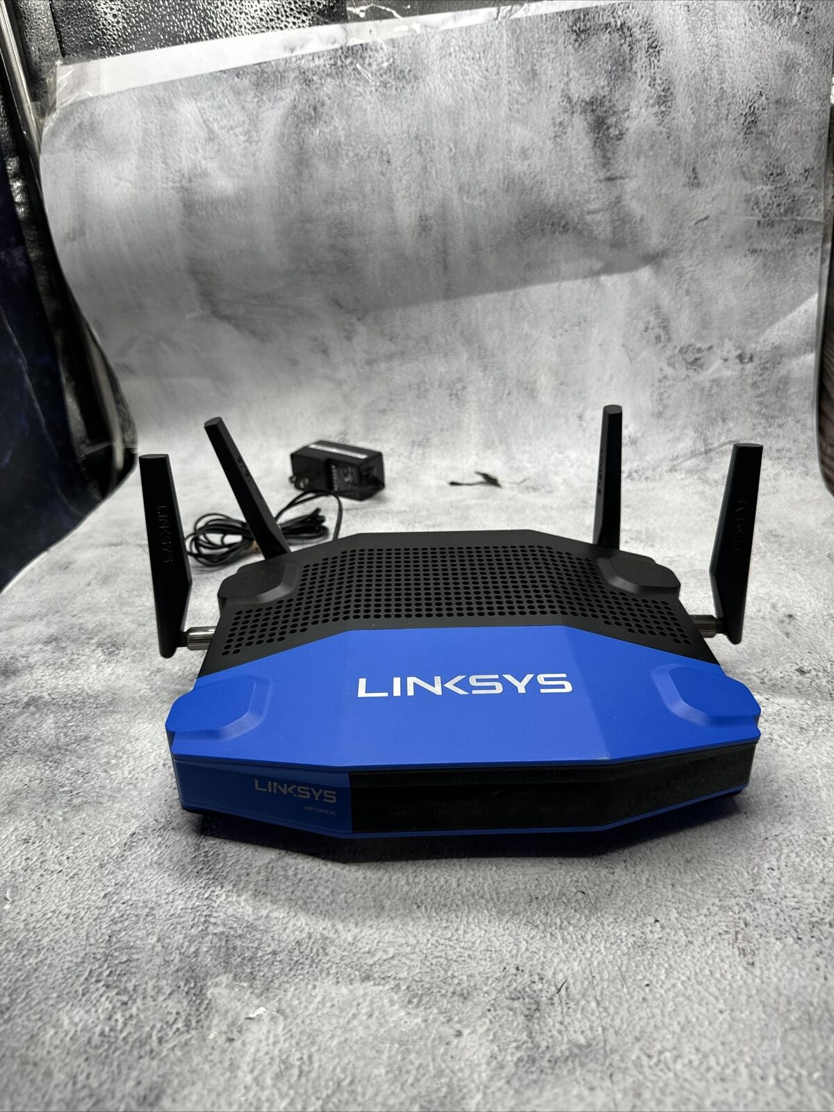 Linksys WRT1900AC 1300 Mbps 4 Port Dual-Band Wi-Fi Router with USB 3.0 port D