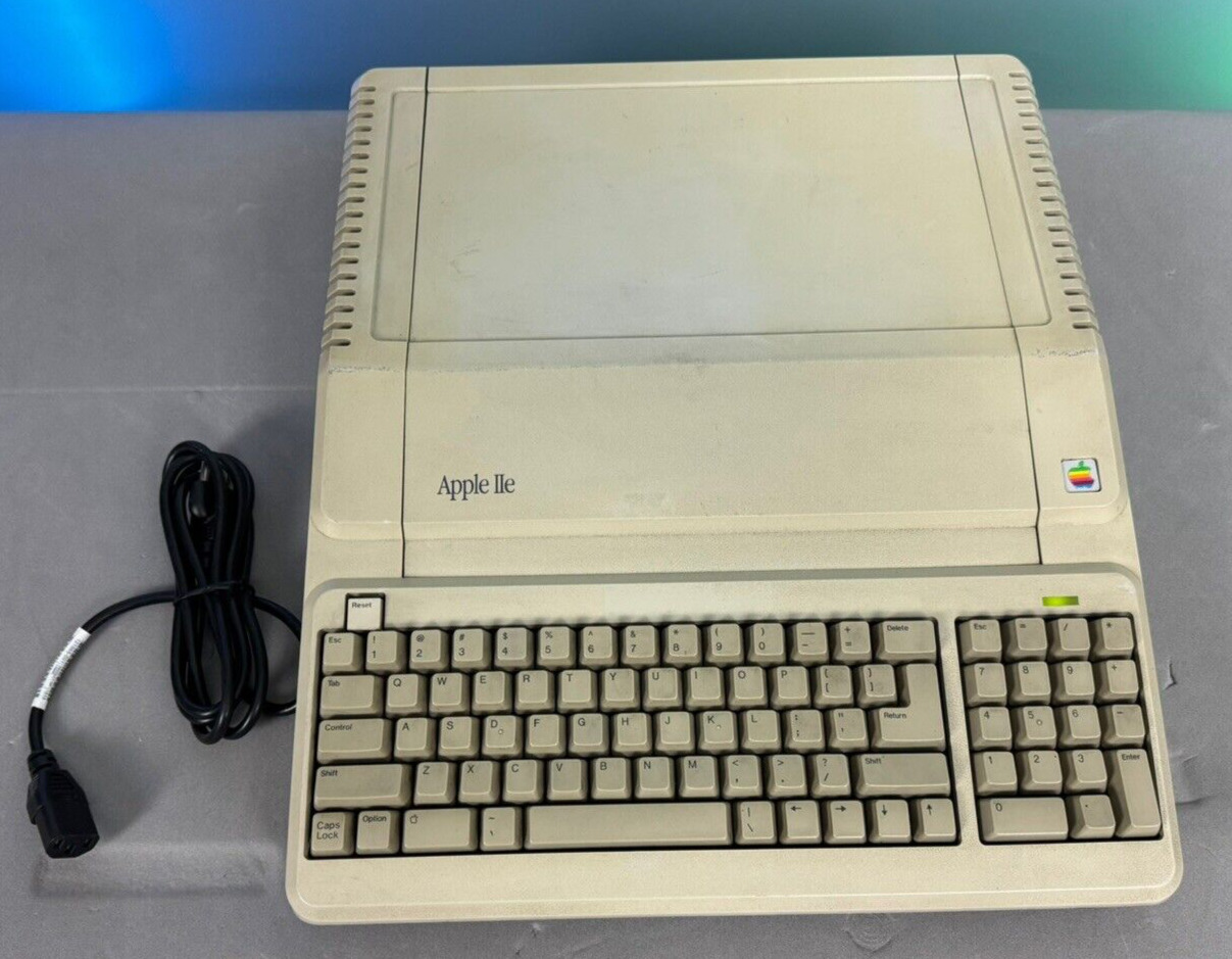 Vintage Apple IIe Computer A2S2128 (Powers On) VGC Ships Fast & Smart