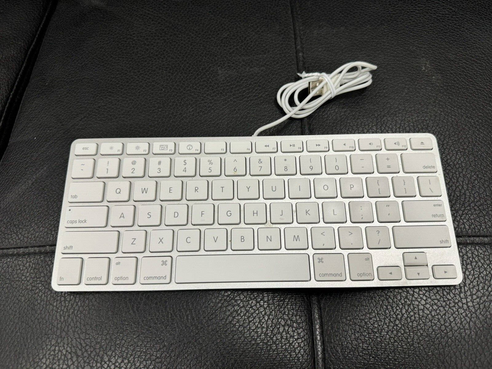 Apple A1242 White USB Wired Keyboard Tested Works Great