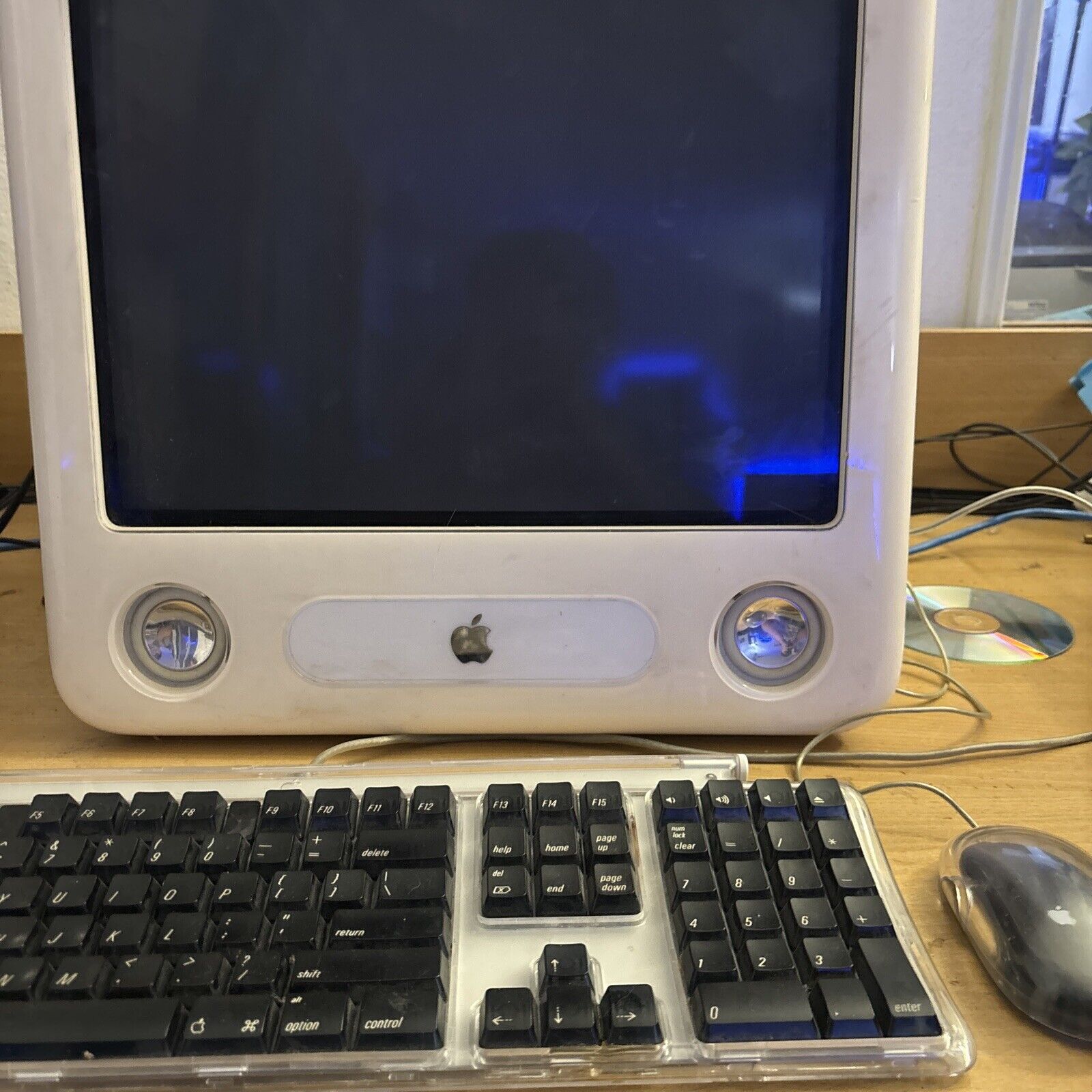 2002 Apple eMac Computer A1002 G4-700/256 MB/40 GB/Mac OS 9.2/ W/ Keyboard+Mouse