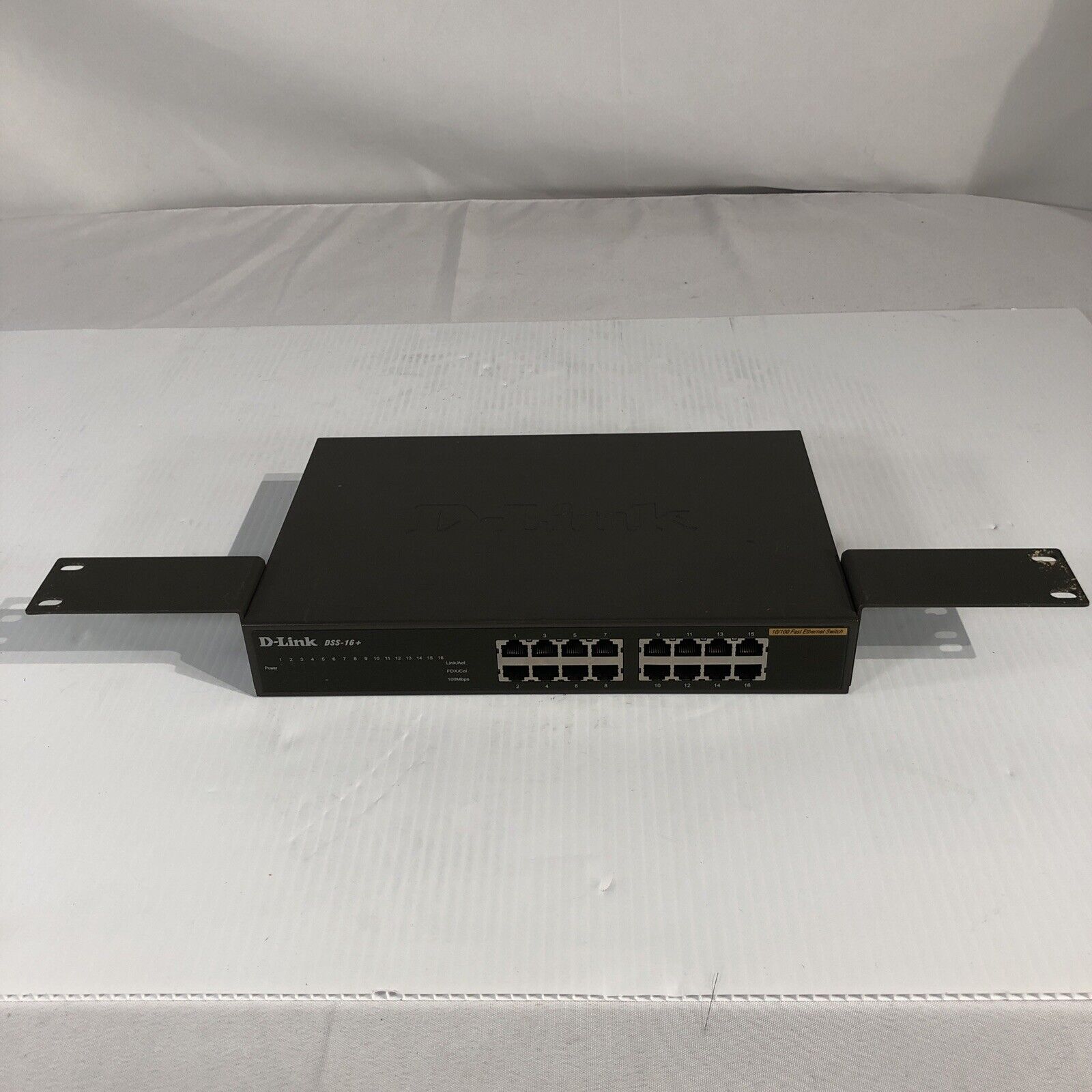 D-Link  DSS (DSS16+) 16-Ports Rack-Mountable Switch