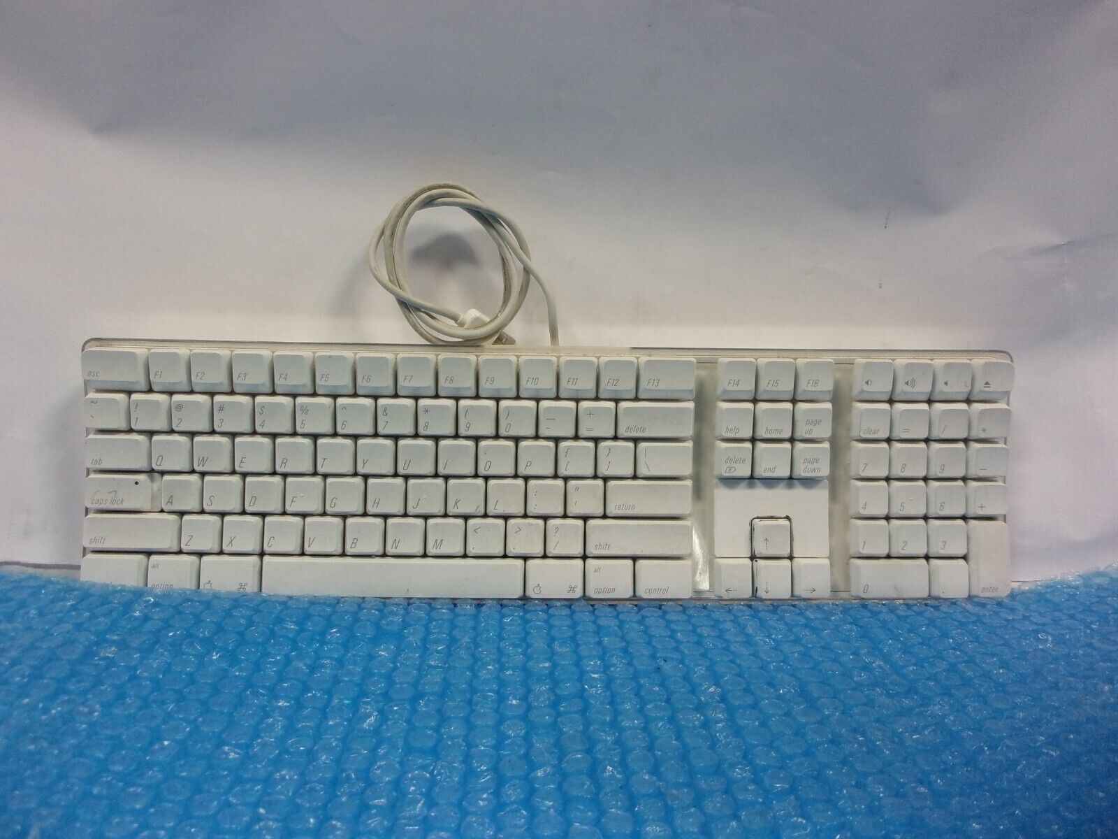Apple White Wired Keyboard A1048 with 2 USB Port for iMAC 