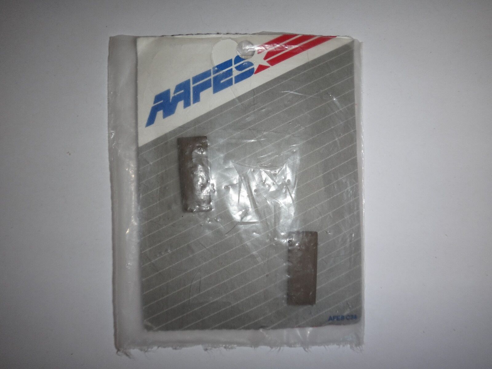 Pair Of US 2nd LIEUTENANT Rank Metal Collar Badges On AAFES Display Card *New*