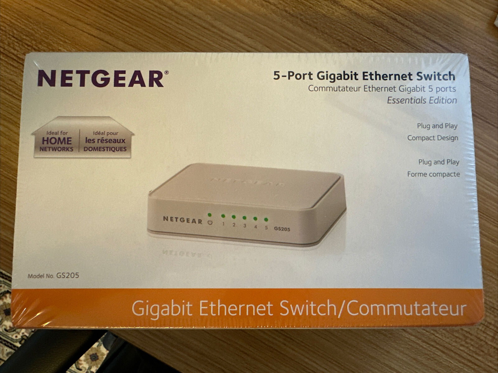 NETGEAR 5-Port Gigabit Ethernet Unmanaged Switch (GS205) - Desktop or Wall Mount