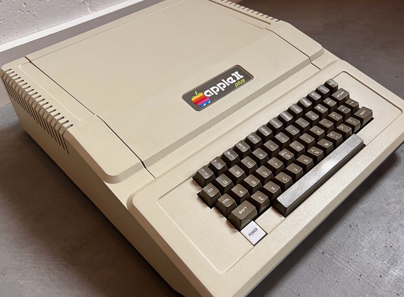 Apple II Plus Vintage Computer, WORKS, Fully Recapped PSU, Keyboard Ok, 48k