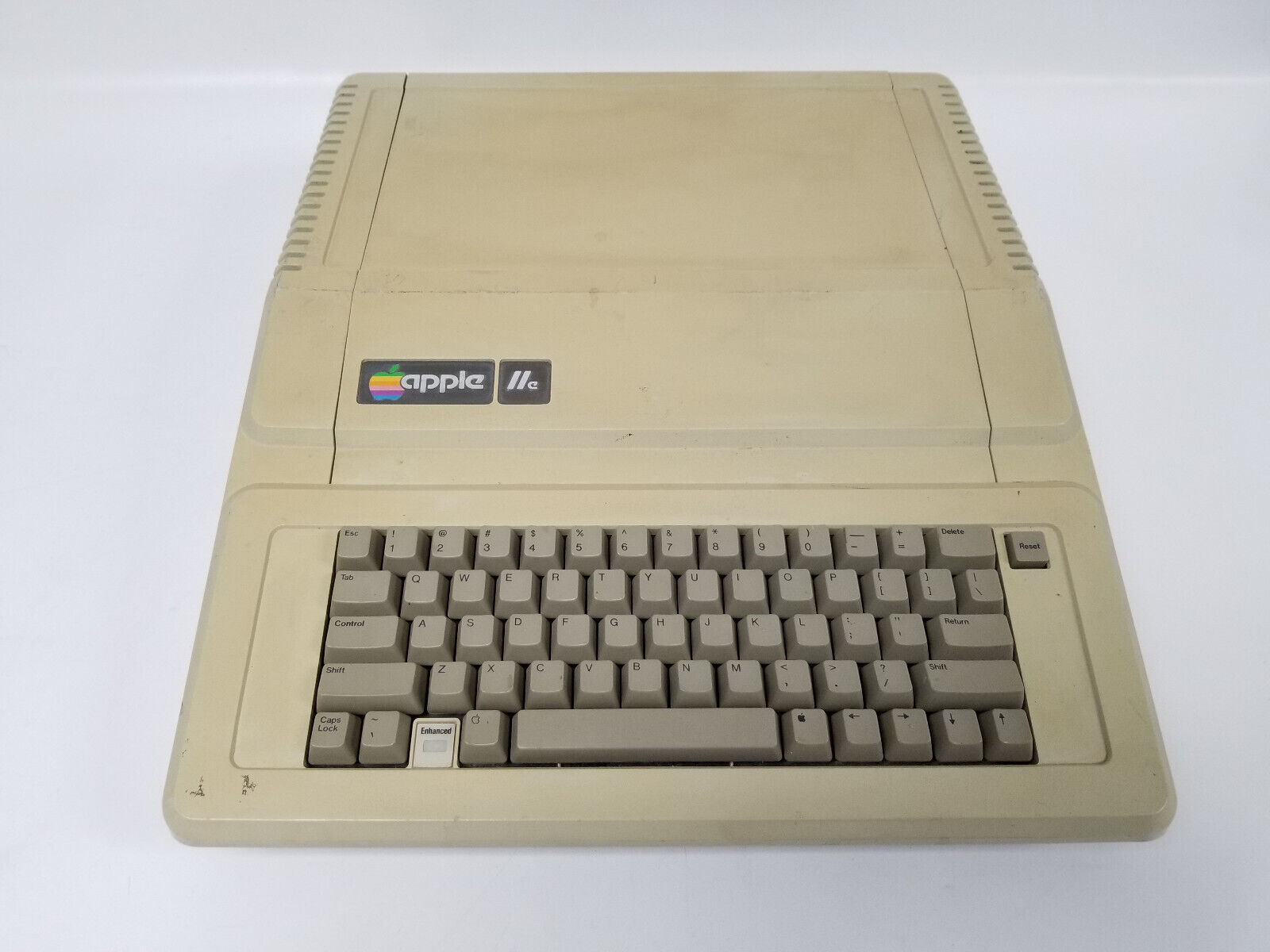 Vintage Apple IIe Computer A2S2064 (Powers On)