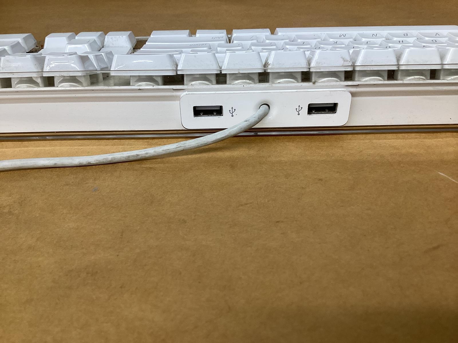 Apple A1048 (EMC: 1944) Wired Keyboard White