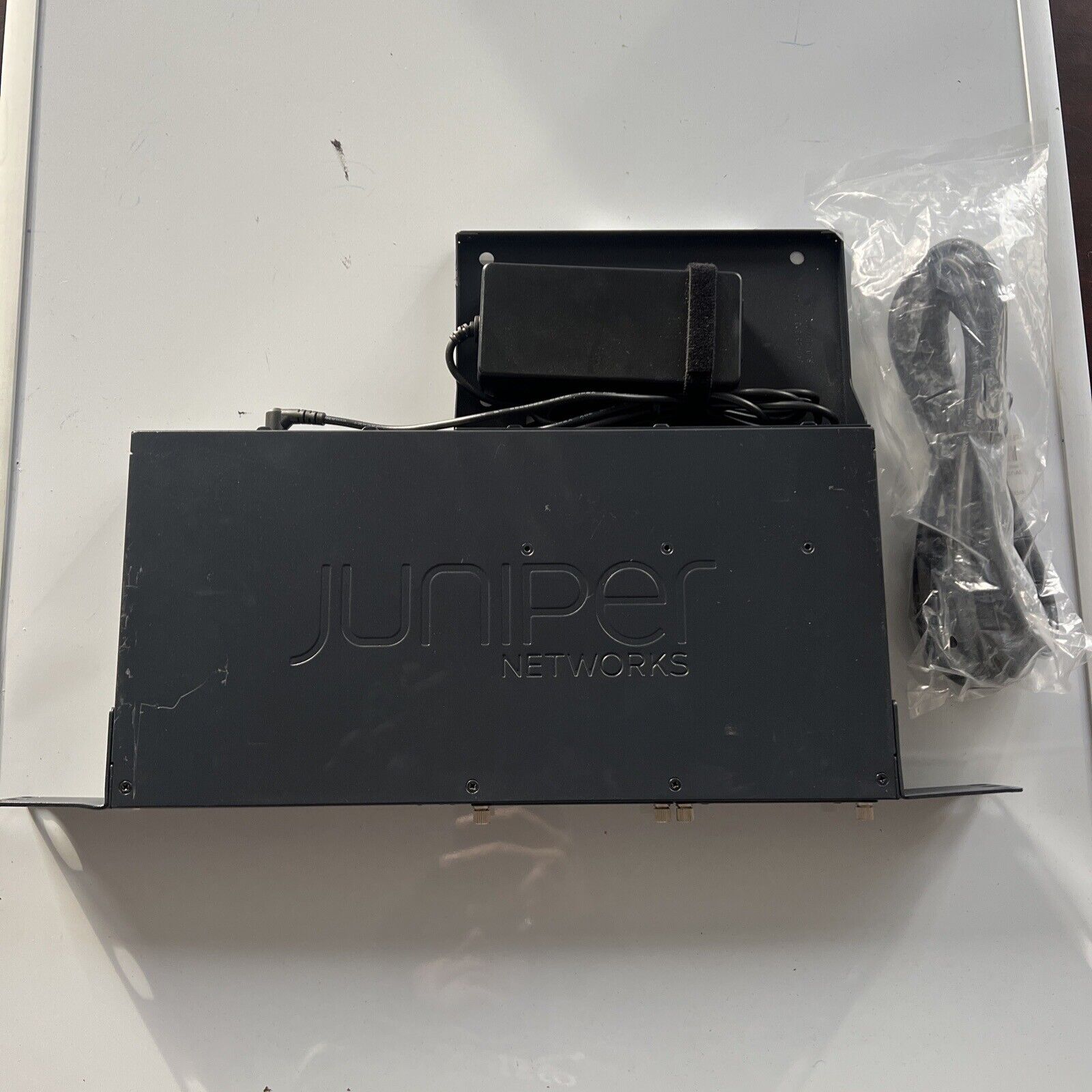 Juniper Networks SRX220 8-Port Gigabit Gateway Security Appliance W/ Tray