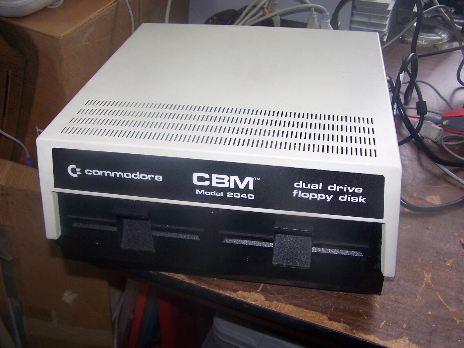 Commodore CBM 4040 Dual Floppy Disk Drive Dual Drive Powers On - Estate Salle