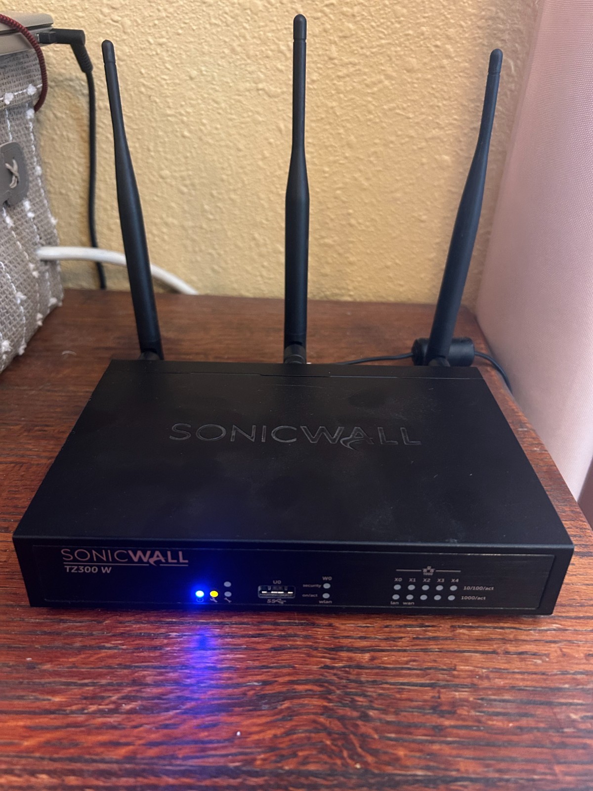 SonicWall Dell TZ350W  with Power Adapter APL28-0B5 Firewall Router WORKING