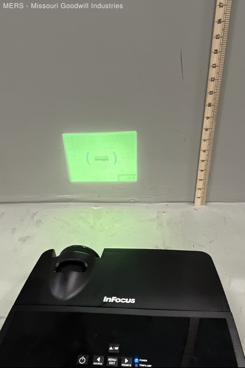 InFocus IN114 DLP Digital Projector With Carrying Case Cables & Manual Tested