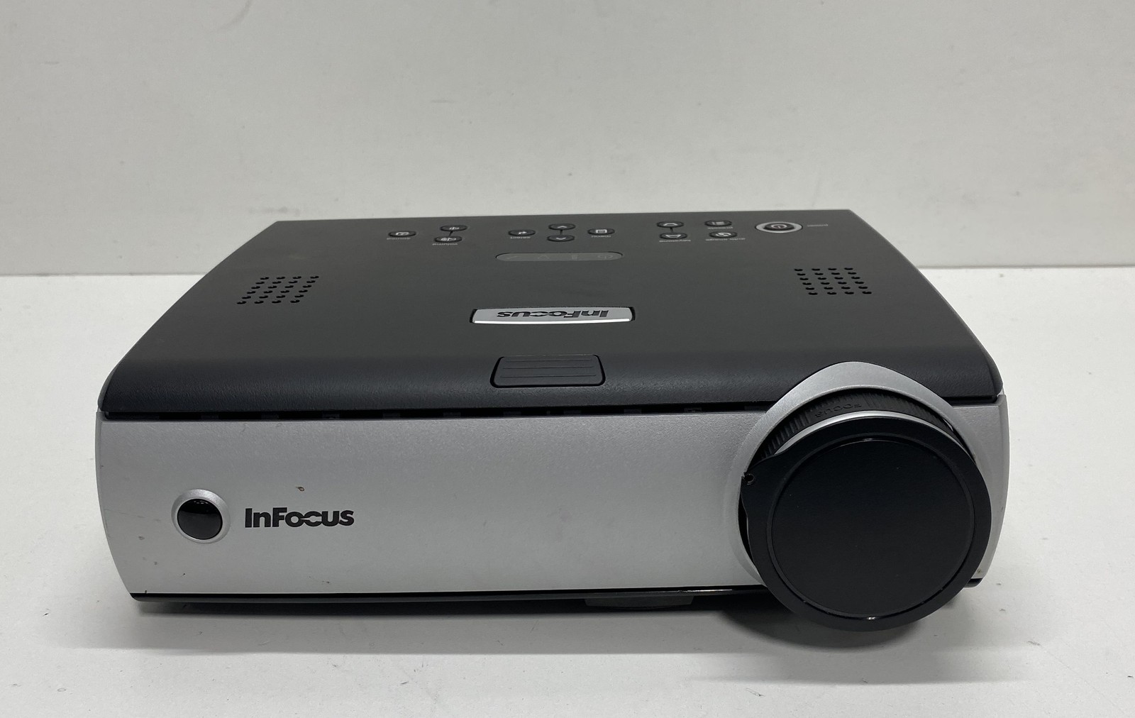 InFocus IN34 DLP Projector Power On Tested As-Is Missing Remote and Power Cord