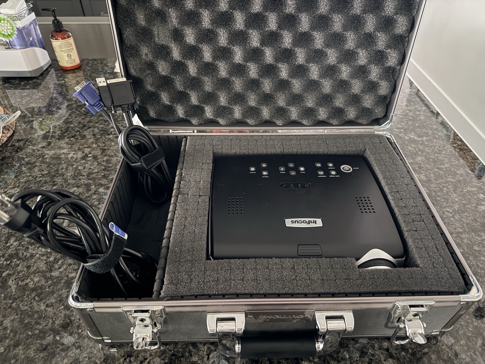 InFocus IN34 DLP Projector Hard Case New Remote Tested Bright VGA S-Video