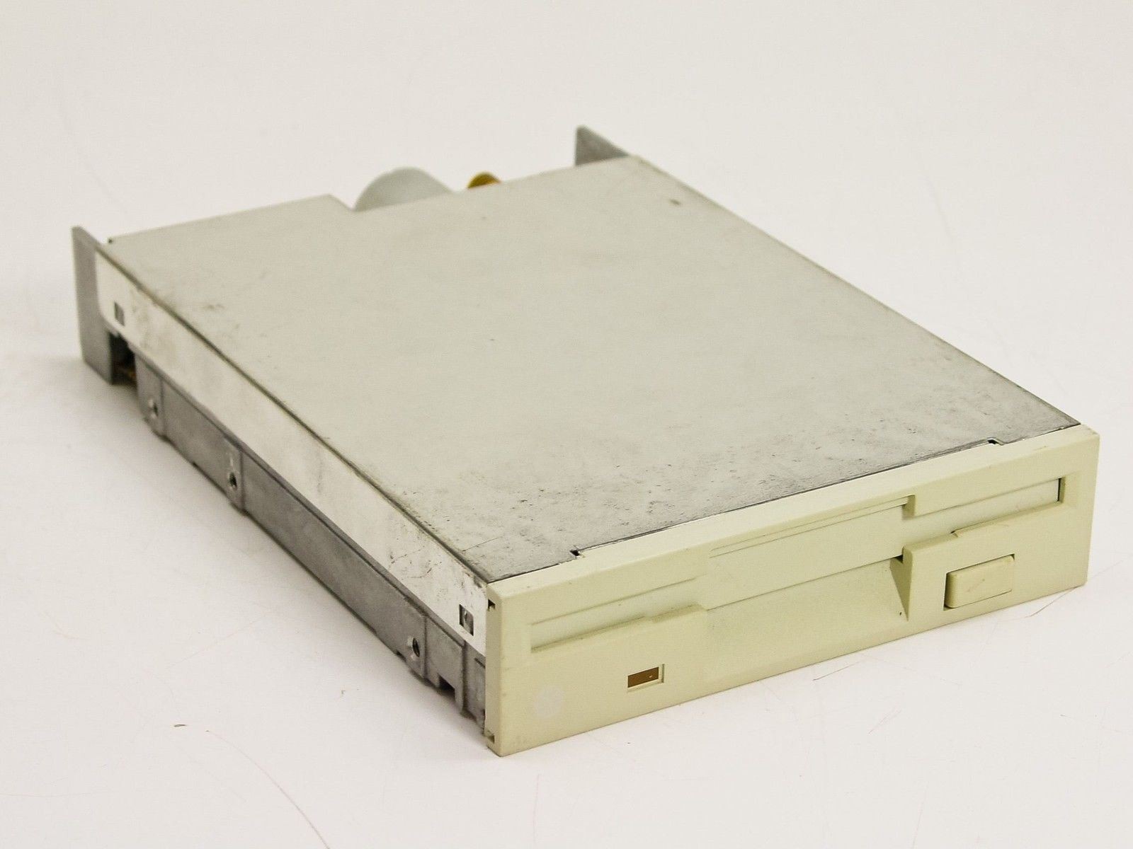 Safronic DS-34A 1.44MB 3.5 Inch Internal Floppy Drive with Bezel 34-Pin FDD