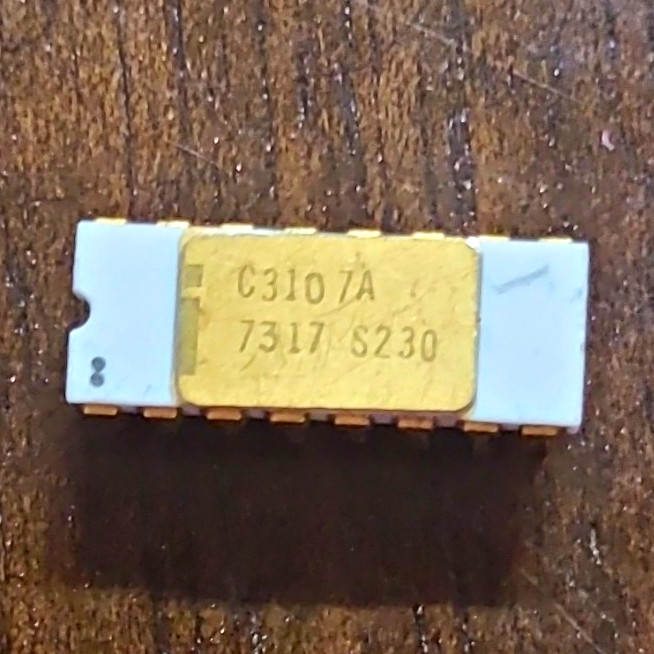 Very Rare Intel C3107A Vintage Ceramic chip - ALL LEGS INTACT (BO)