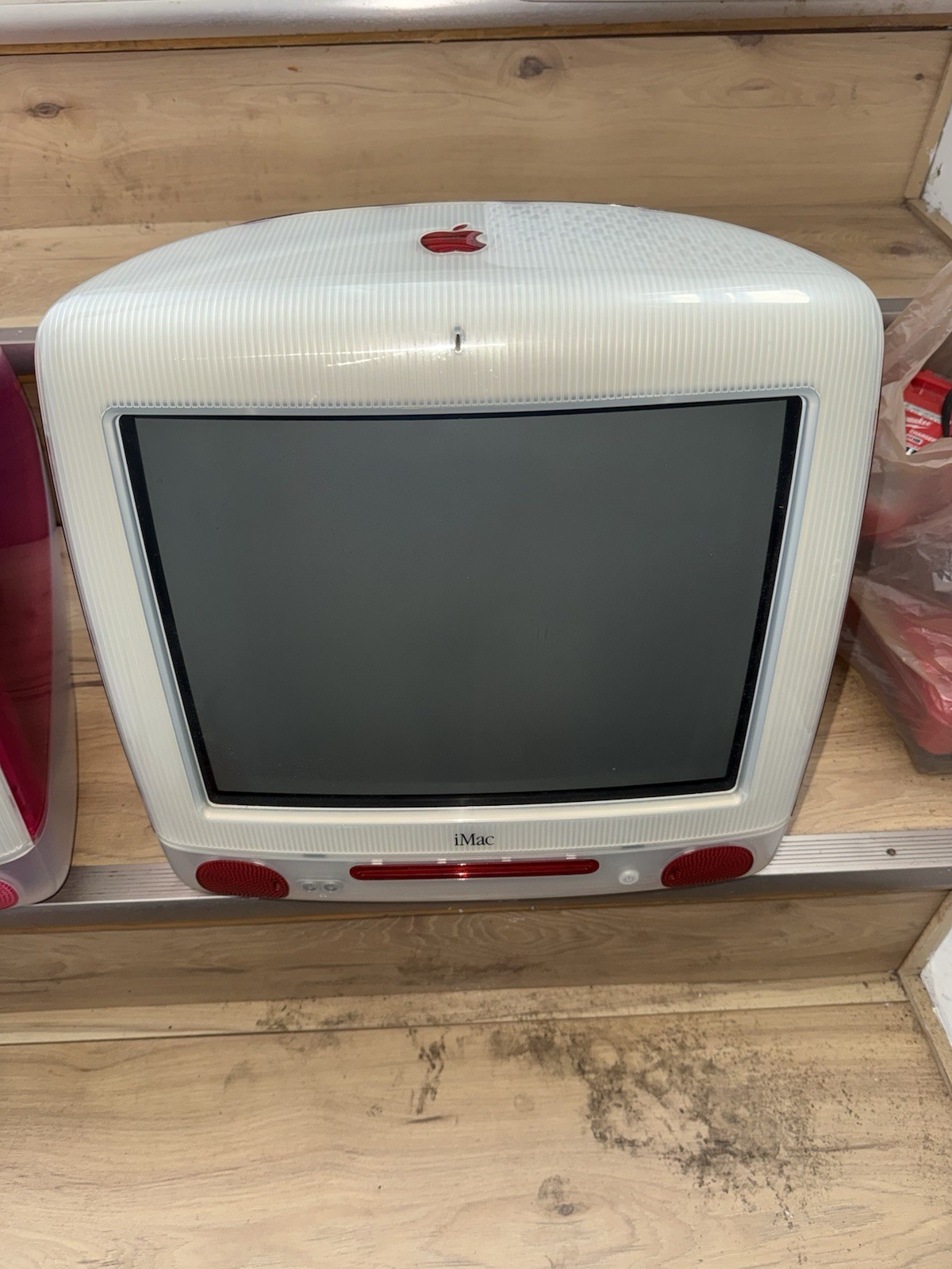 Apple iMac G3 400MHz 15in All-in-One 64MB 10GB HDD Mac OS 9. Screen isn’t broken